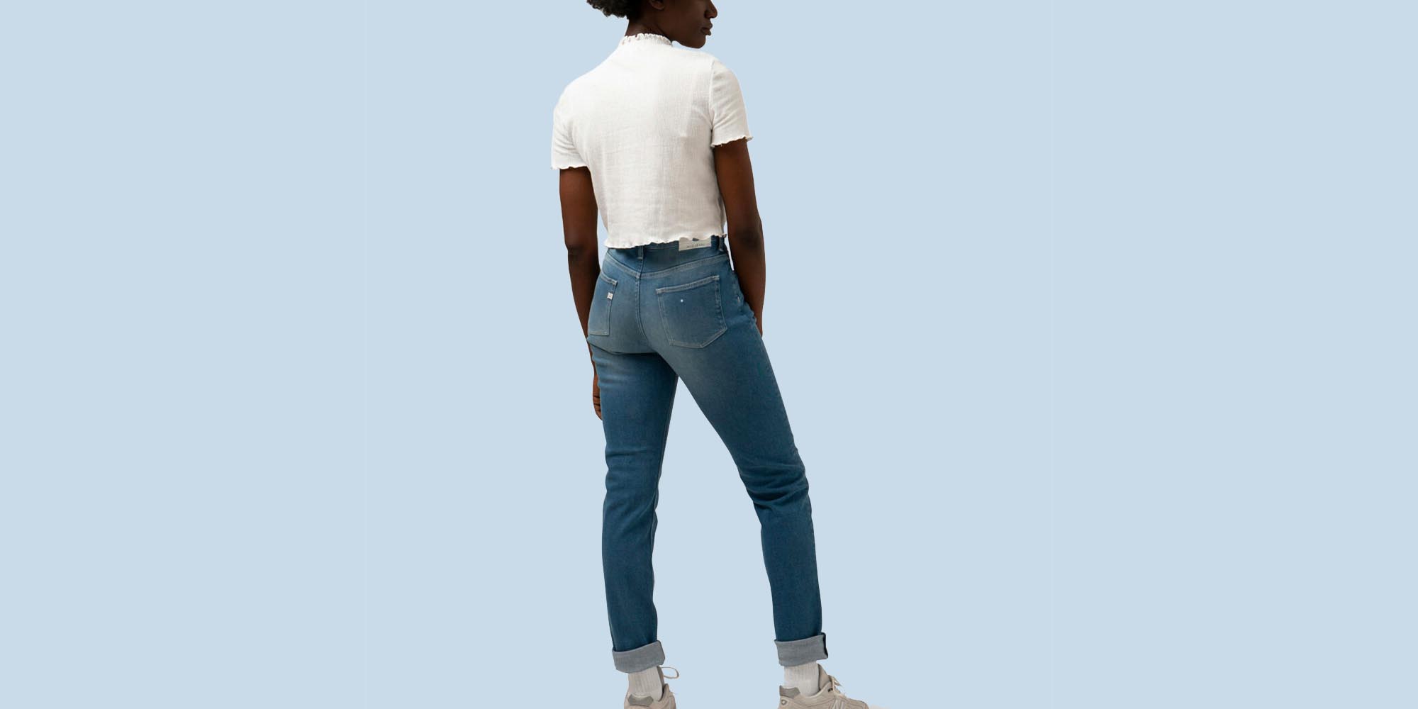 woman wearing mud jeans boyfriend jeans