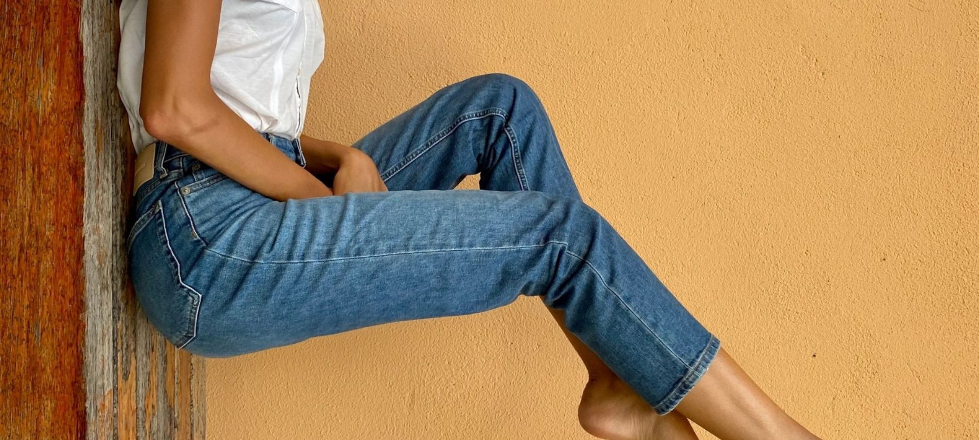 woman wearing sustainable organic jeans by COMOVITA