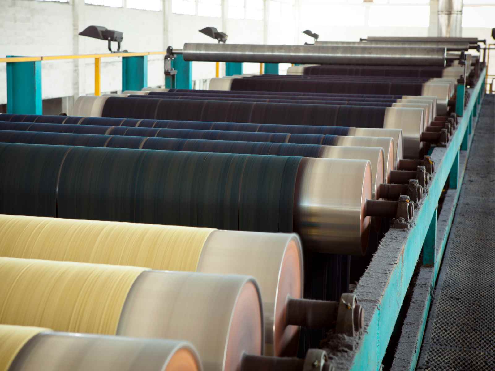 Indigo-dyeing process on yarn in a factory