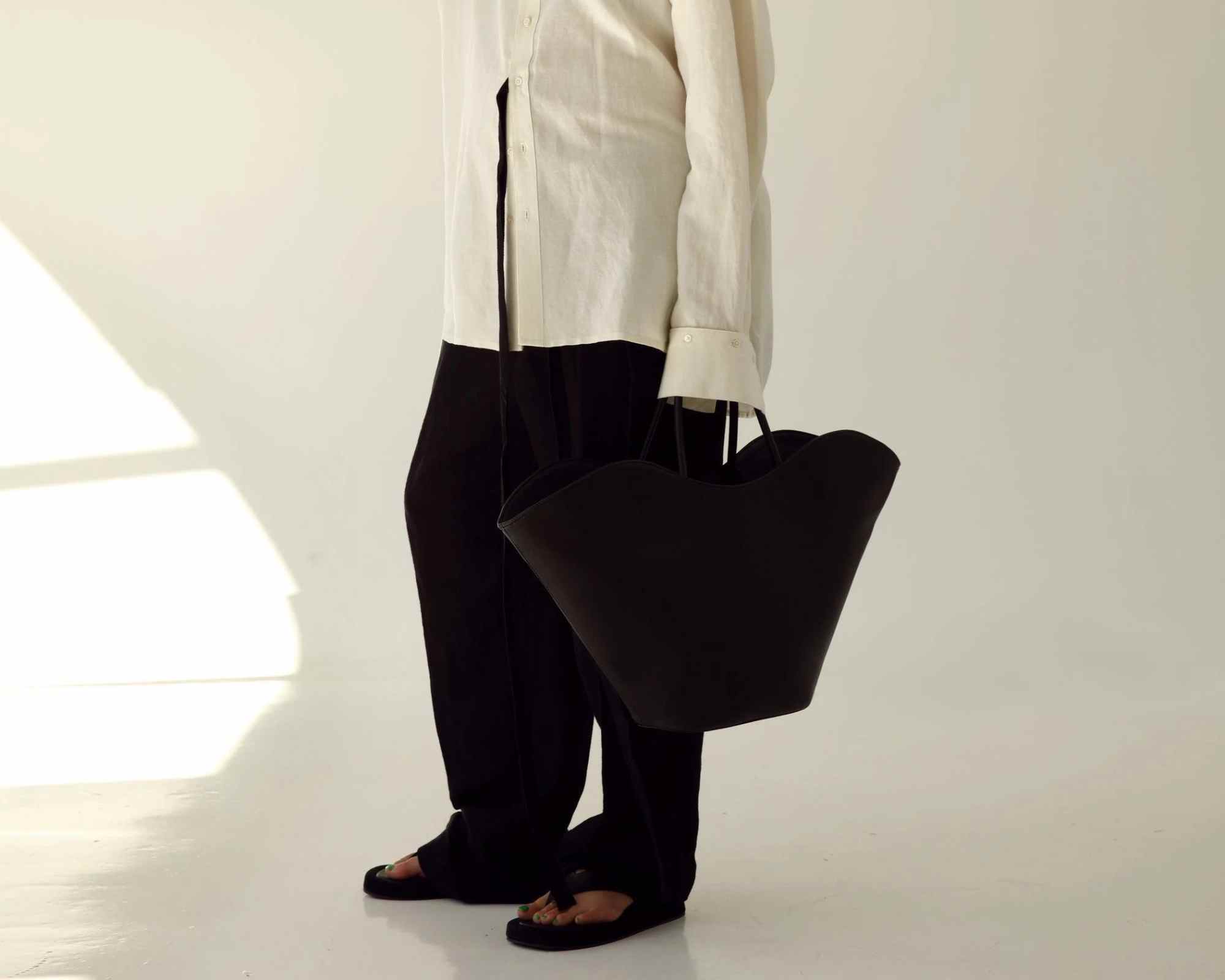 PERSON CARRYING VEGAN PLASTIC-FREE TOTE BAG from ask scandinavia